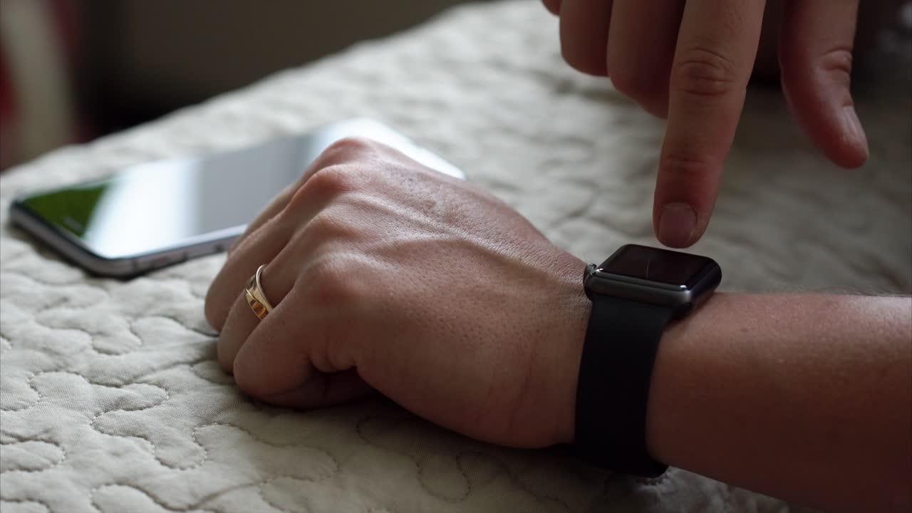 persona que utiliza el reloj de manzana