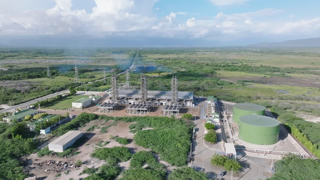 도미니카 공화국의 야생에서 증기가 상승하는 전기 서브 스테이션의 공중  ⁇ 도 촬영