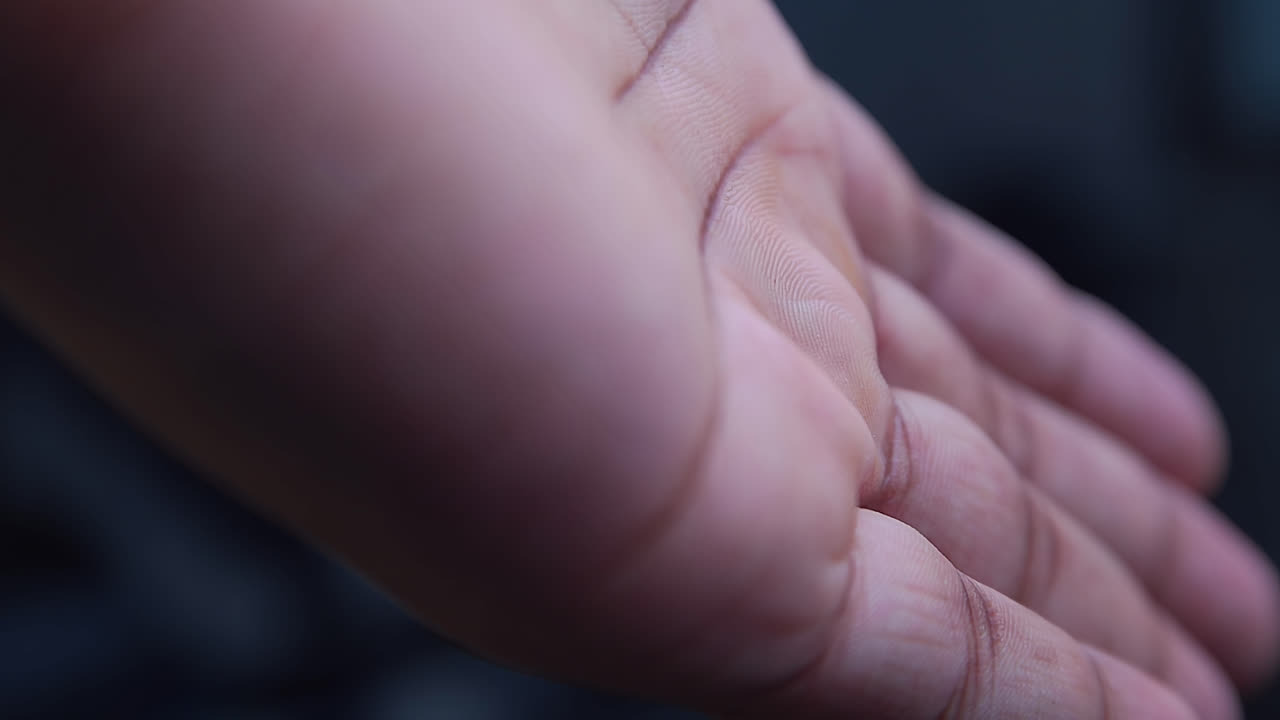 grandes marcas en la mano