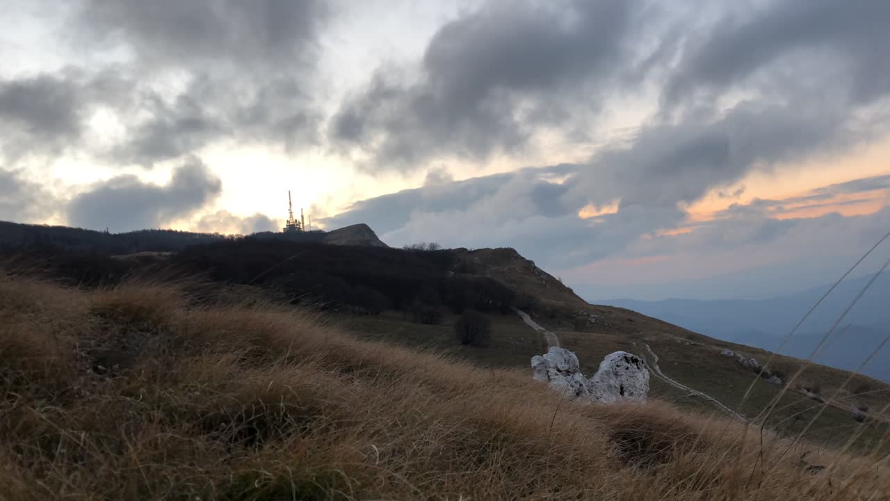 야생 자연의 시간 경과, 하늘에서 움직이는 구름, 바람에 움직이는 풀
