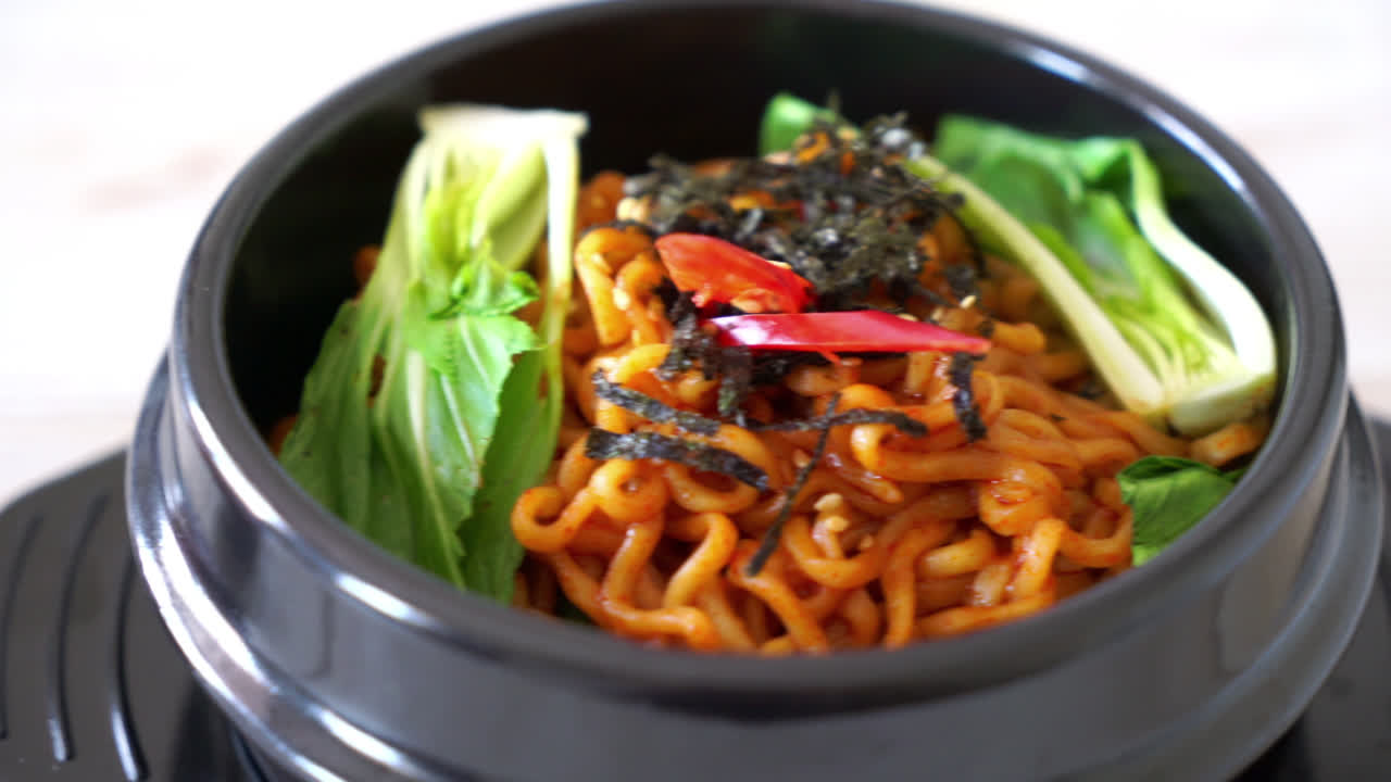 fideos instantáneos coreanos con verduras y kimchi