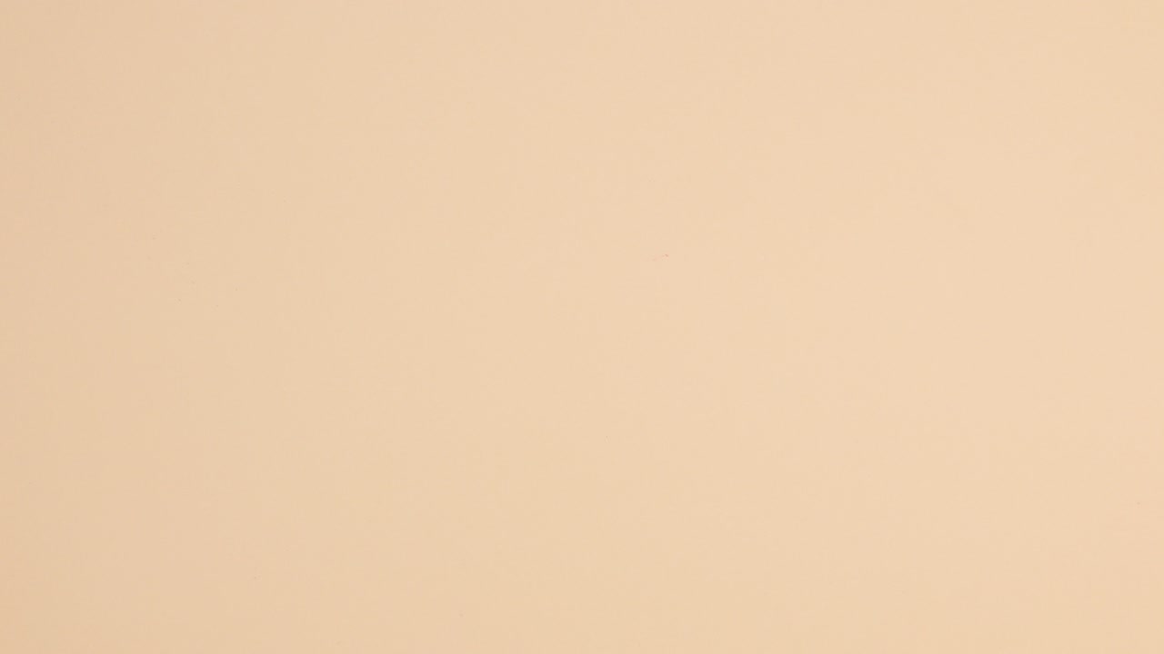 diseño creativo de manicura. botellas de esmalte de uñas y herramientas de manicure aparecen en fondo beige. colocación plana stop motion