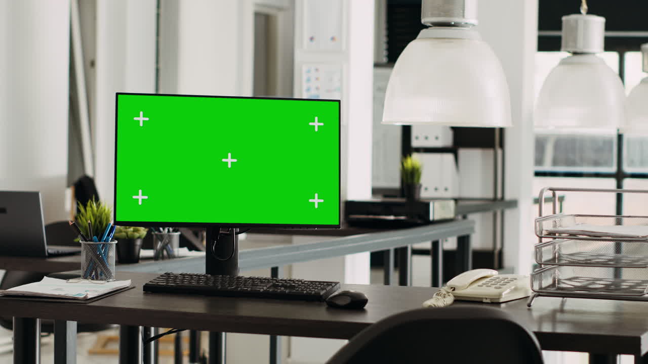 녹색 스크린이 표시된 빈 사무실