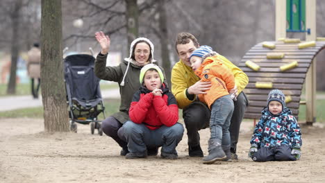 Fünfköpfige-Familie-Winkt-Mit-Den-Händen