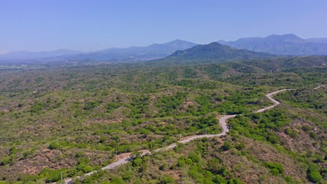 carretera que serpentea por el campo, san juan de la maguana
