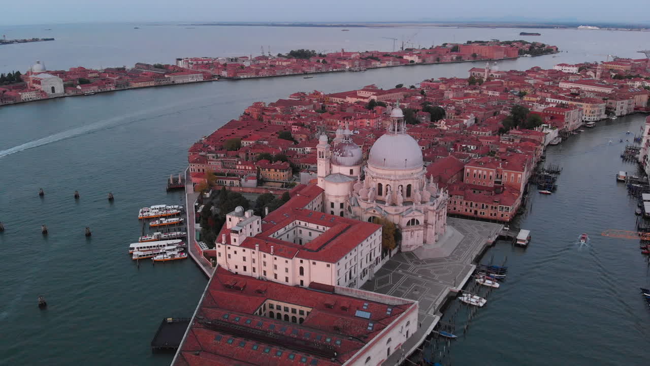 이탈리아 베니스에서 일출 시 산타 마리아 델라 살루트의 공중 전망