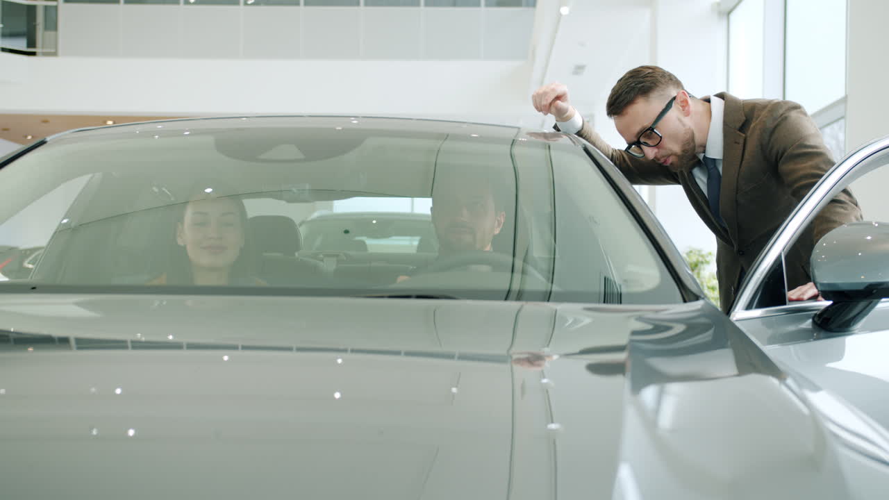 쇼 에서 차 를 보고 있는 고객