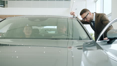 cliente viendo un coche en una sala de exposiciones