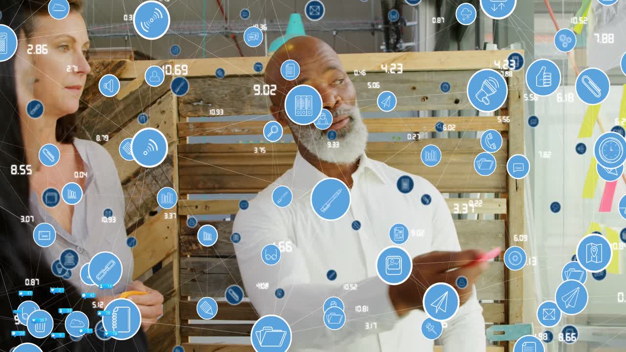animación del procesamiento de datos sobre diversas personas de negocios tomando notas