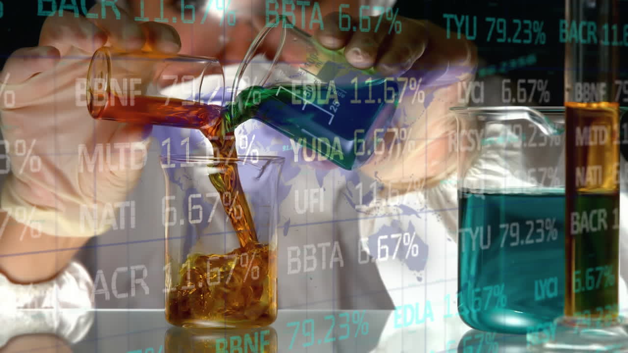 animación del procesamiento de datos sobre el científico vertiendo líquido en el vaso