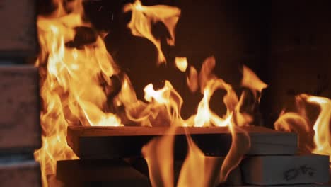 quema de leña en la chimenea en cámara lenta