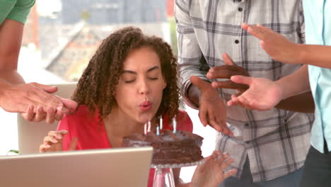 Mujer-De-Negocios-Casual-Soplando-Su-Pastel-De-Cumpleaños