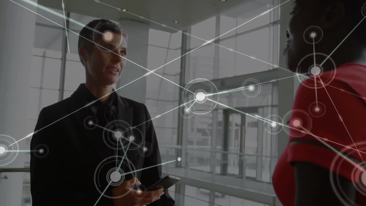 animación de conexiones y procesamiento de datos sobre diversas personas de negocios en la oficina