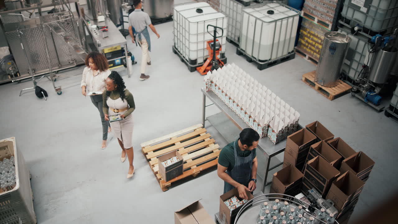 trabajadores de fábricas que empacan y preparan productos