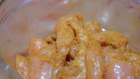 carne de pollo marinada con algunas hierbas y especias