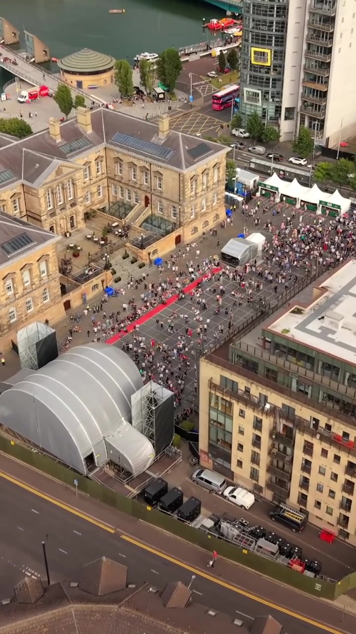 Video udara rasio sosial vertikal 50FPS Alun-alun Custom House di Comhaltas Fleadh Cheoil na hÉireann, Fleadh Belfast 2026. Diproduksi dengan warna Rec709.