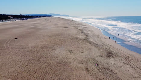 Unberührter-Und-Touristischer-Meeresstrand-In-San-Francisco,-Kalifornien-Während-Der-Sommerzeit