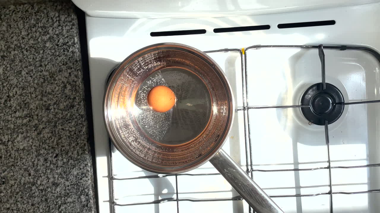 계란은 가스 스토브에 있는 비에 있습니다.