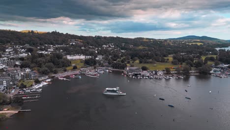 Drohnenaufnahmen-Aus-Der-Luft-Der-Stadt-Bowness-Im-Lake-District