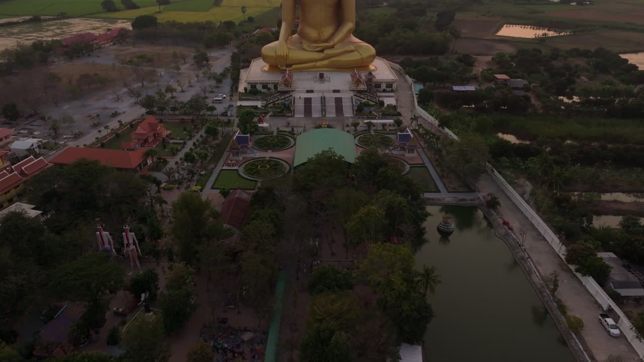 Góc nhìn flycam tượng Phật chùa Wat Muang lúc bình minh, Ang Thong, Thái Lan