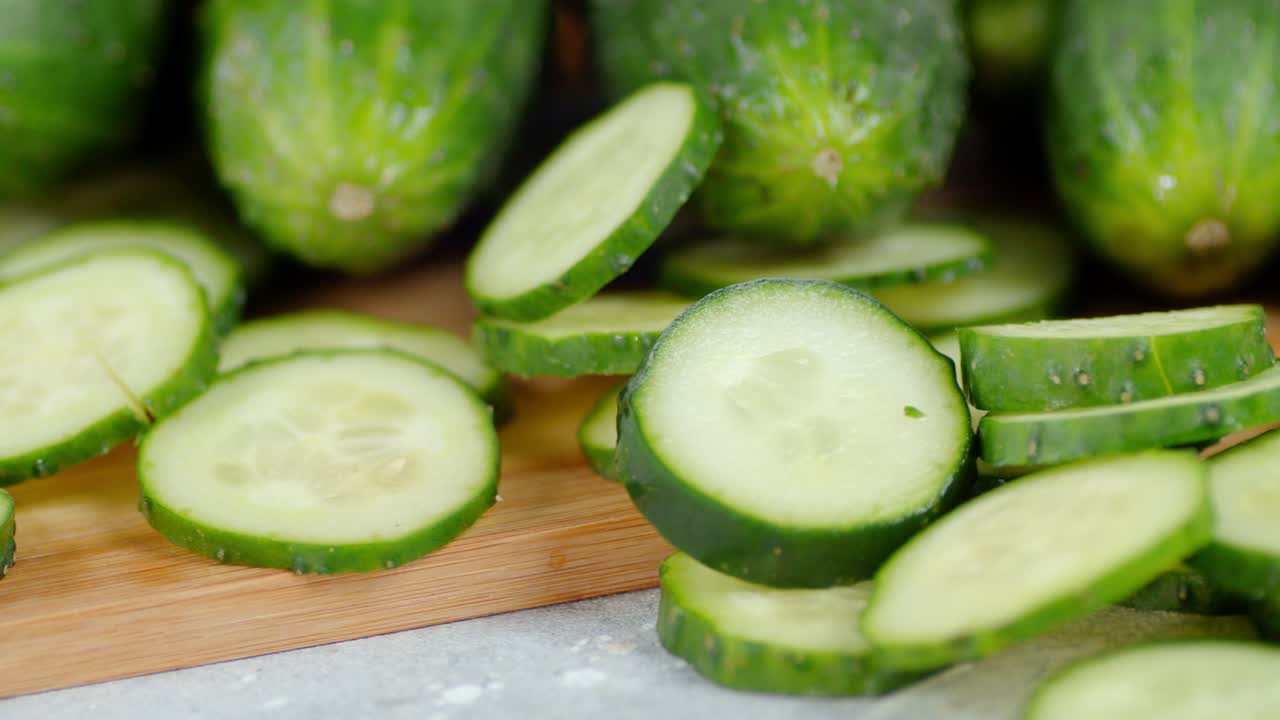 나무로 만든 절단판에 달린 호박 조각이 천천히 회전합니다.