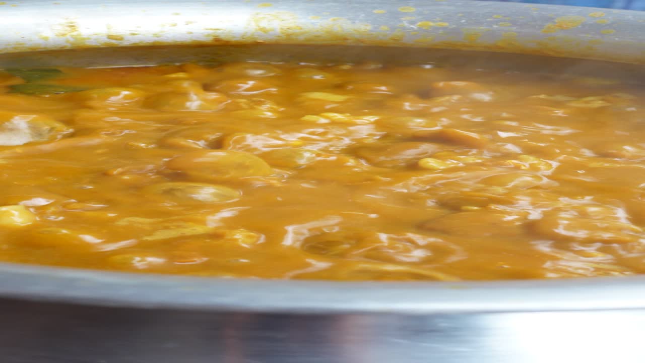 cocinando un plato de curry caliente y picante