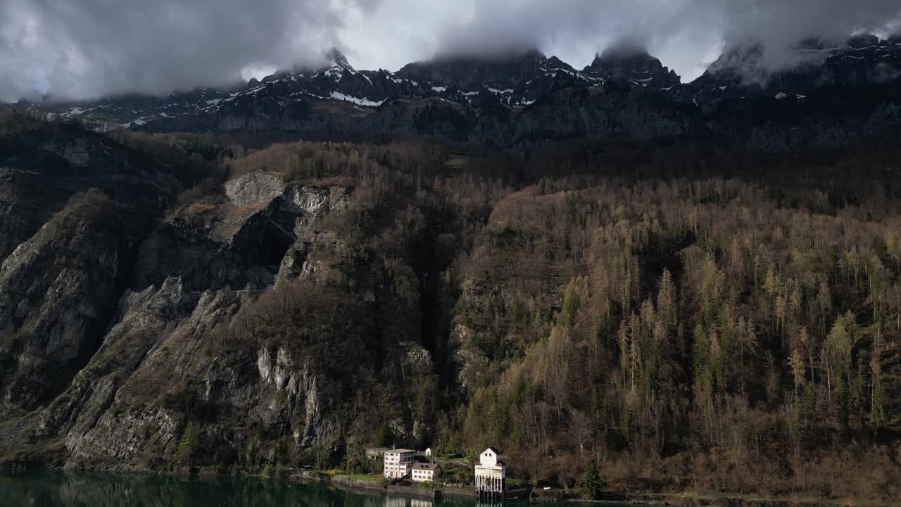 una foto aérea de los alpes en walensee, suiza