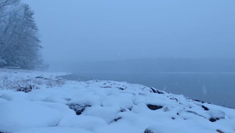 Wunderschöner-Zeitraffer-Mit-Schneefall-Auf-Einem-Unberührten-Bergsee