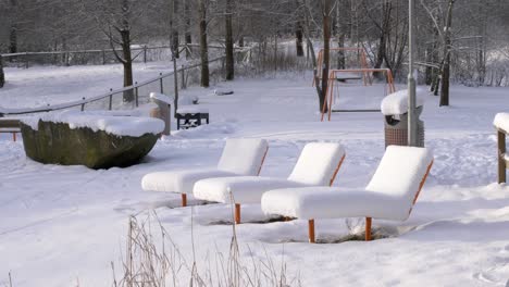 Parque-Público-Tumbonas-Vacantes-En-Un-Paisaje-Invernal-Frío-Y-Nevado