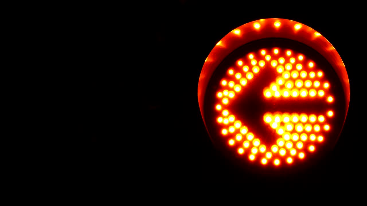 semáforo intermitente de precaución.