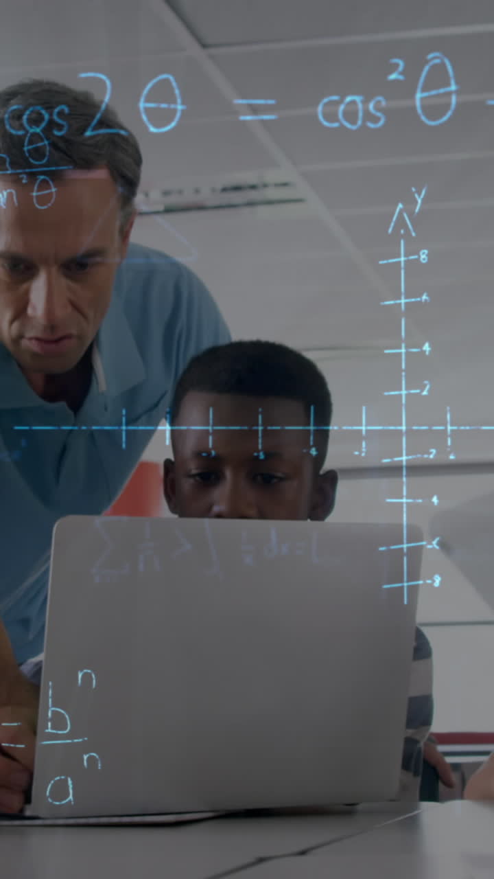 animación de ecuaciones matemáticas sobre niños de escuela usando computadora portátil en el aula