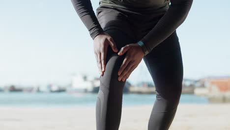 manos, dolor en la rodilla y hombre corredor al aire libre