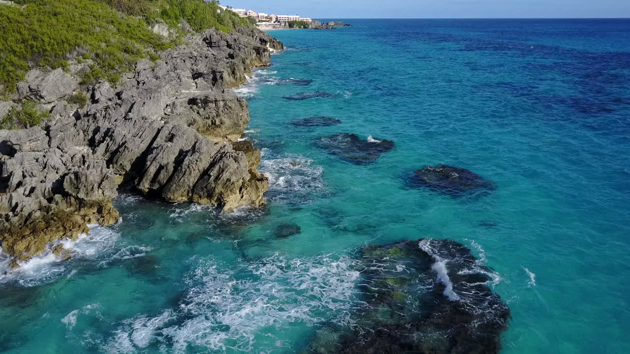 Riva con acqua cristallina alle Bermuda in una giornata di sole.