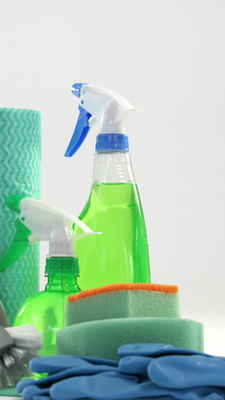 primer plano de varios suministros de limpieza