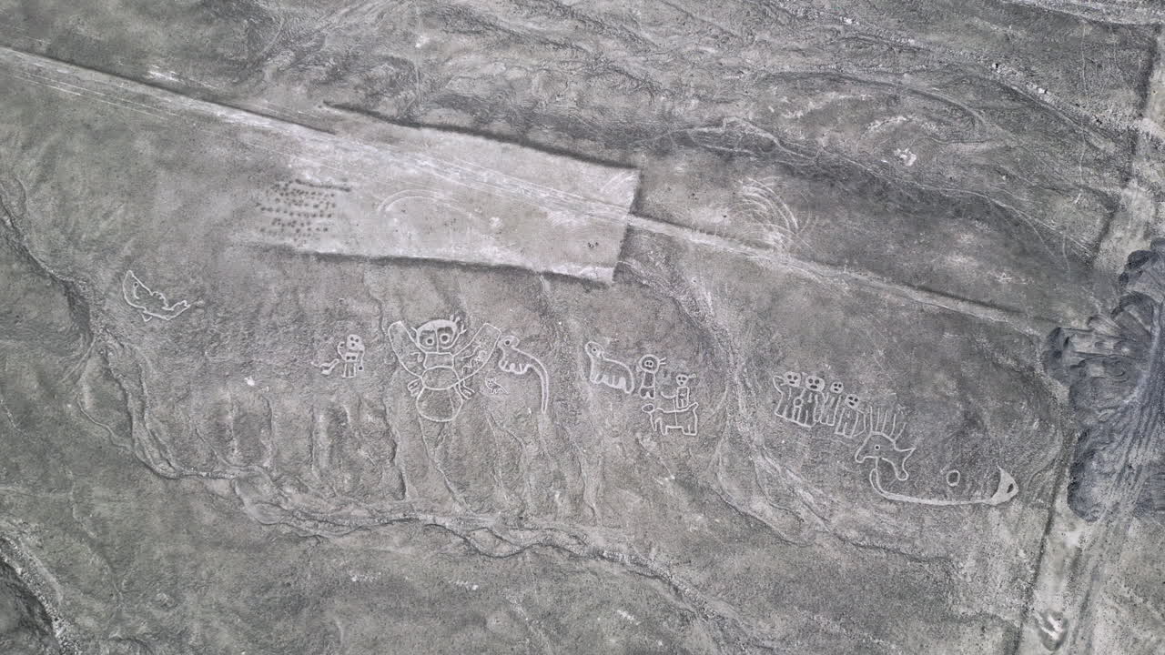 vista aérea sobre las líneas de nazca y criaturas humanoides en nazca, perú