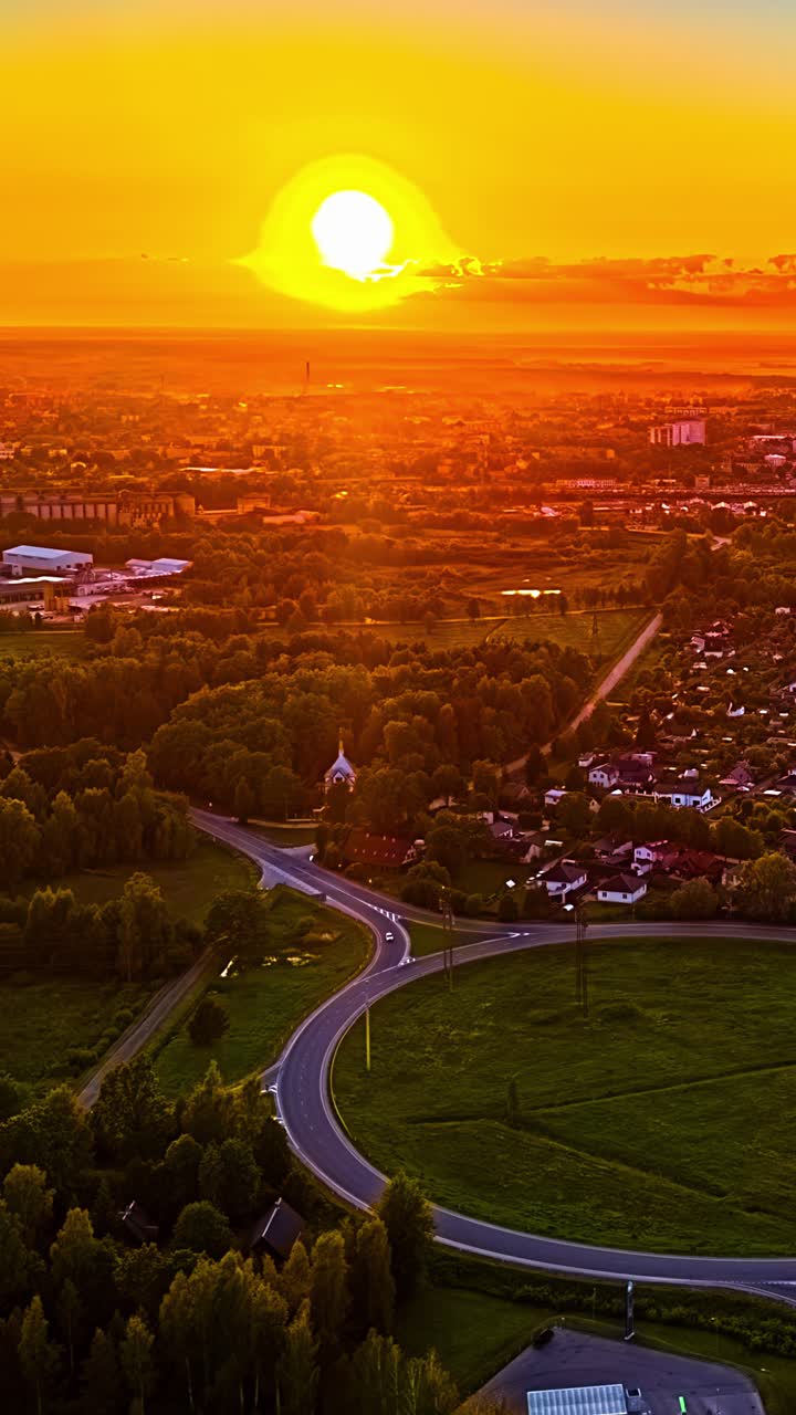 해가 지고 있는 도시 풍경 의 공중 사진