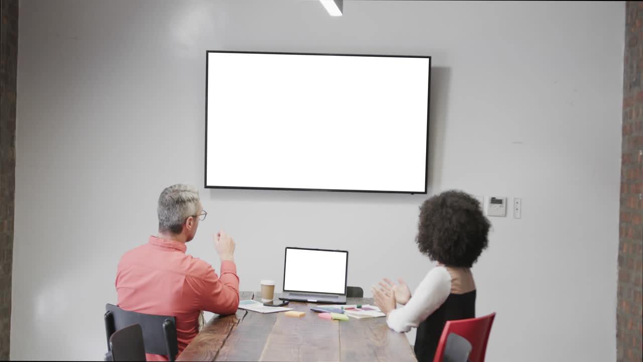 gente de negocios diversa en una videollamada con pantalla en blanco