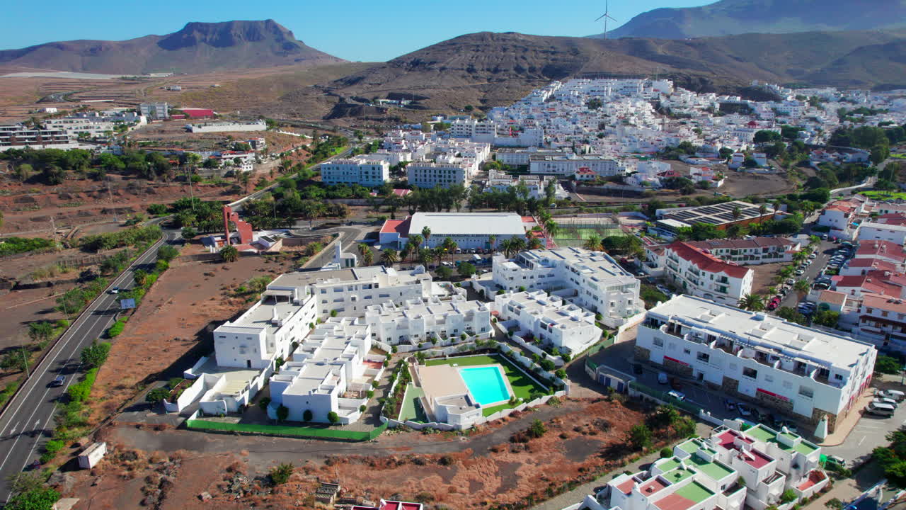 vista aérea panorámica sobre la ciudad de puerto de las nieves en agaete y en un día soleado