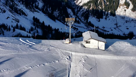 Toma-De-Inclinación-De-Drones-En-Cámara-Lenta-Ampliada-De-Un-Remonte-De-Arrastre-En-Movimiento-En-Una-Pista-De-Esquí-En-Suiza