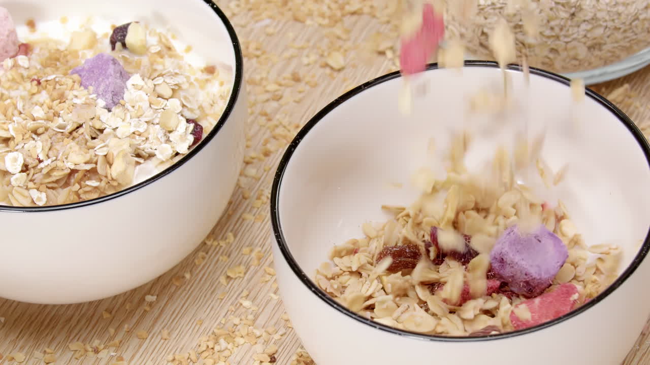 Una scena di colazione rinfrescante e nutriente, con frutta e fiocchi d'avena, cereali mattutini colorati a forma di stella in una ciotola, dall'aspetto delizioso e salutare, perfetta per uno spuntino che ne enfatizza la freschezza