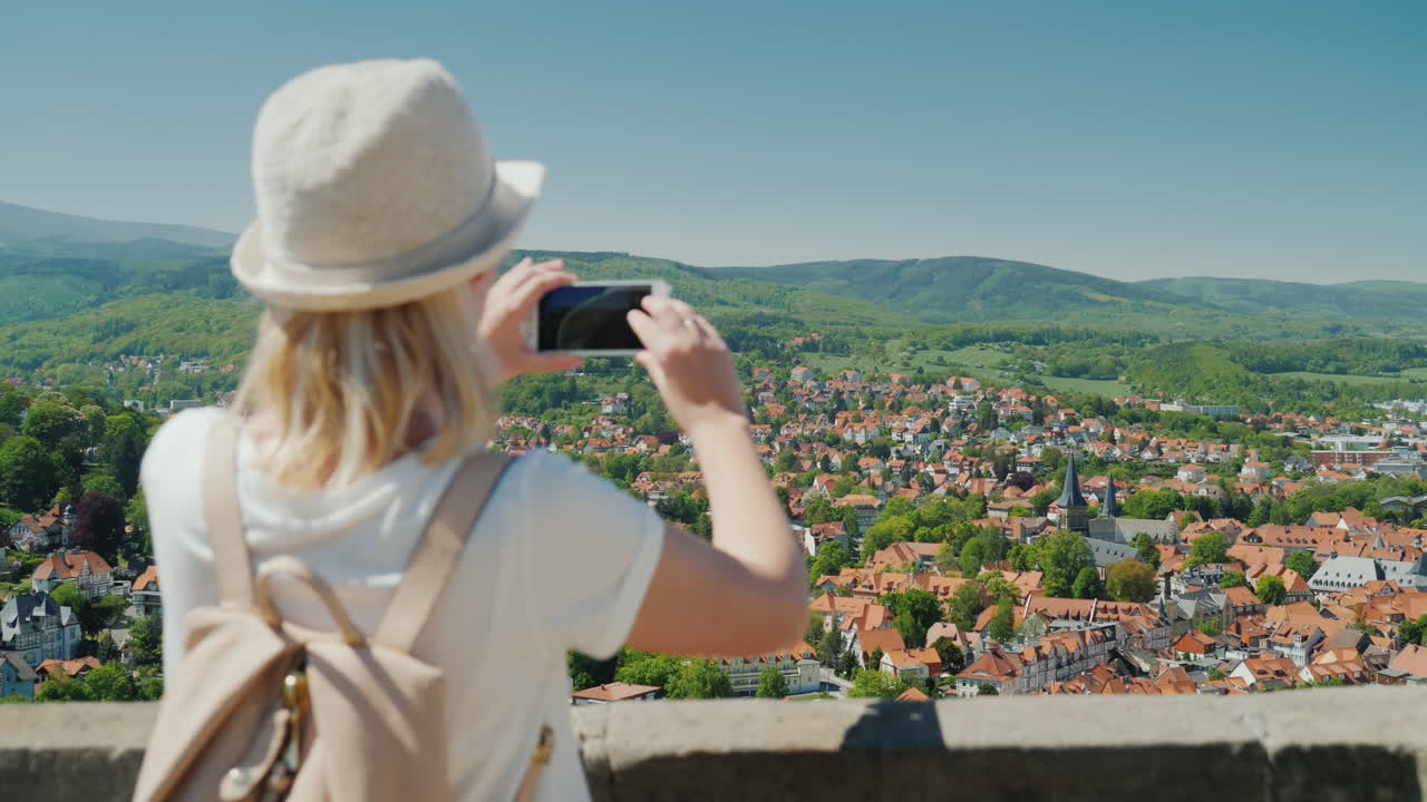 seorang wanita mengambil gambar kota tua jerman