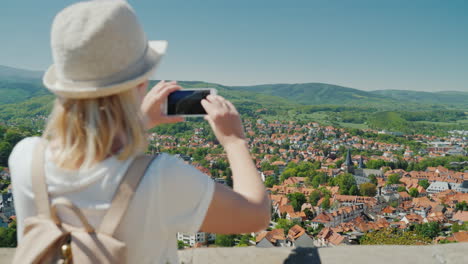 Frau-Macht-Ein-Foto-Von-Der-Alten-Deutschen-Stadt