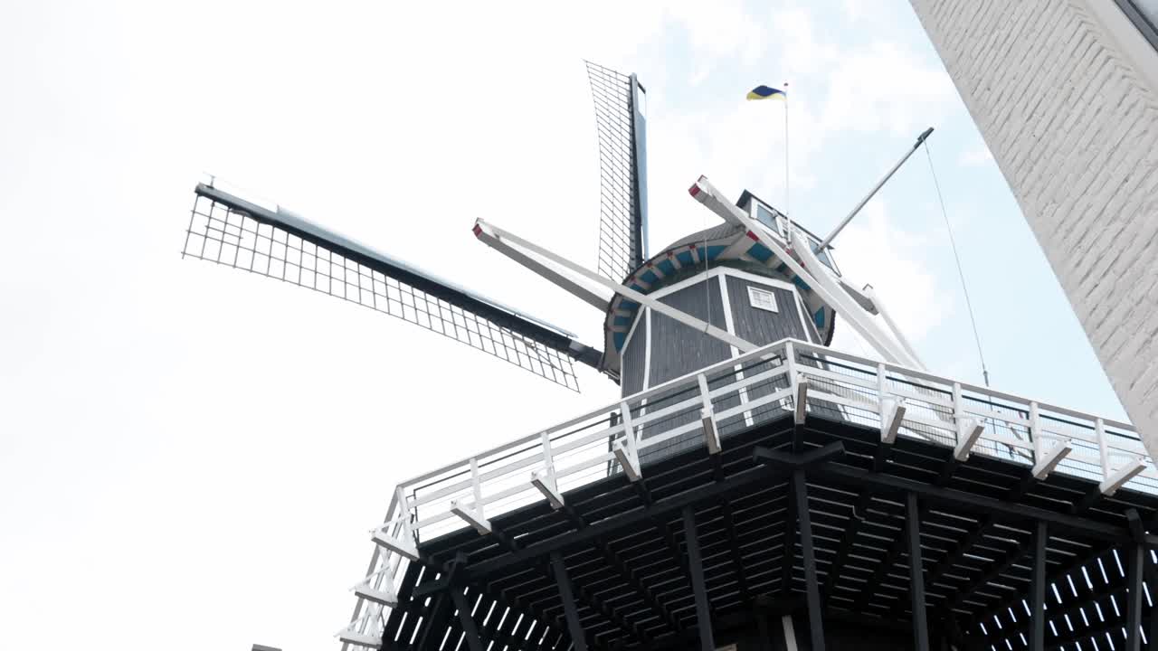 건물뒤에 풍차가 보인다