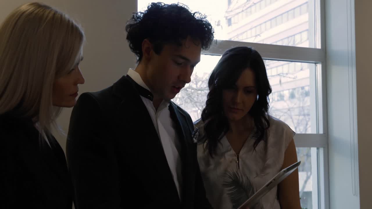 colegas que trabajan en una oficina informal