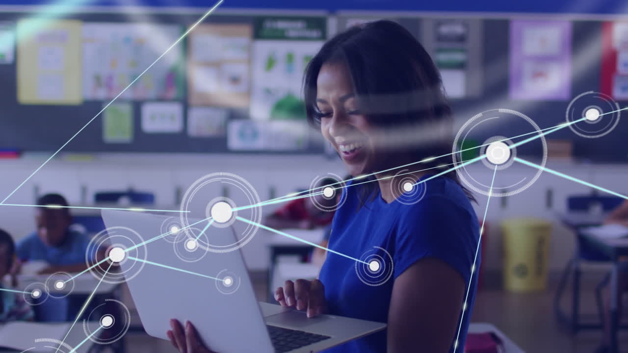 animación de una red de conexiones sobre una mujer biracial sonriente usando una computadora portátil