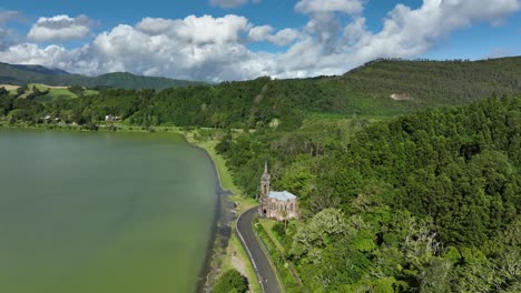 Iglesia-De-Nuestra-Señora-De-Las-Victorias-En-Lagoa-Das-Furnas-En-La-Isla-Azoriana-De-São-Miguel-En-Portugal