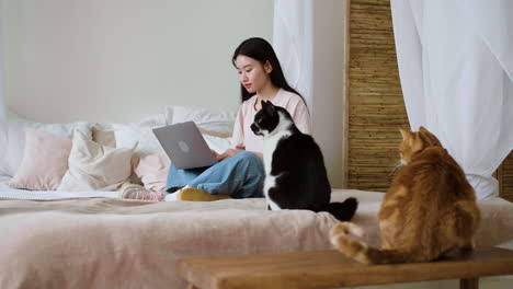 Woman-with-cats-in-bed