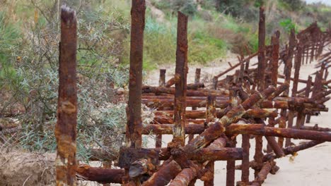 Viejos-Postes-De-Andamios-Oxidados-Y-Corroídos,-Utilizados-Como-Defensas-Marítimas-Y-Para-Detener-La-Erosión-Costera-En-La-Costa-Este-Del-Reino-Unido