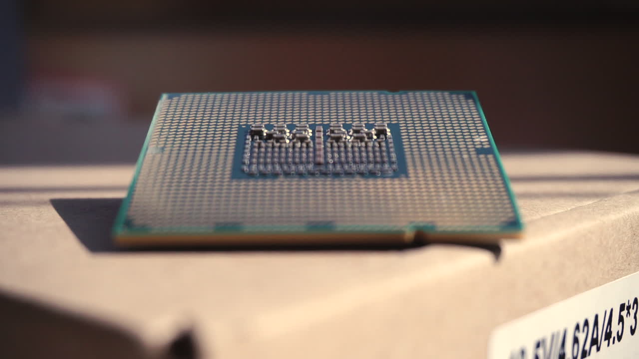 Rack Focus Close Up side view of a processor afternoon ambience light [HD1920 x 1080] 59,94 fps