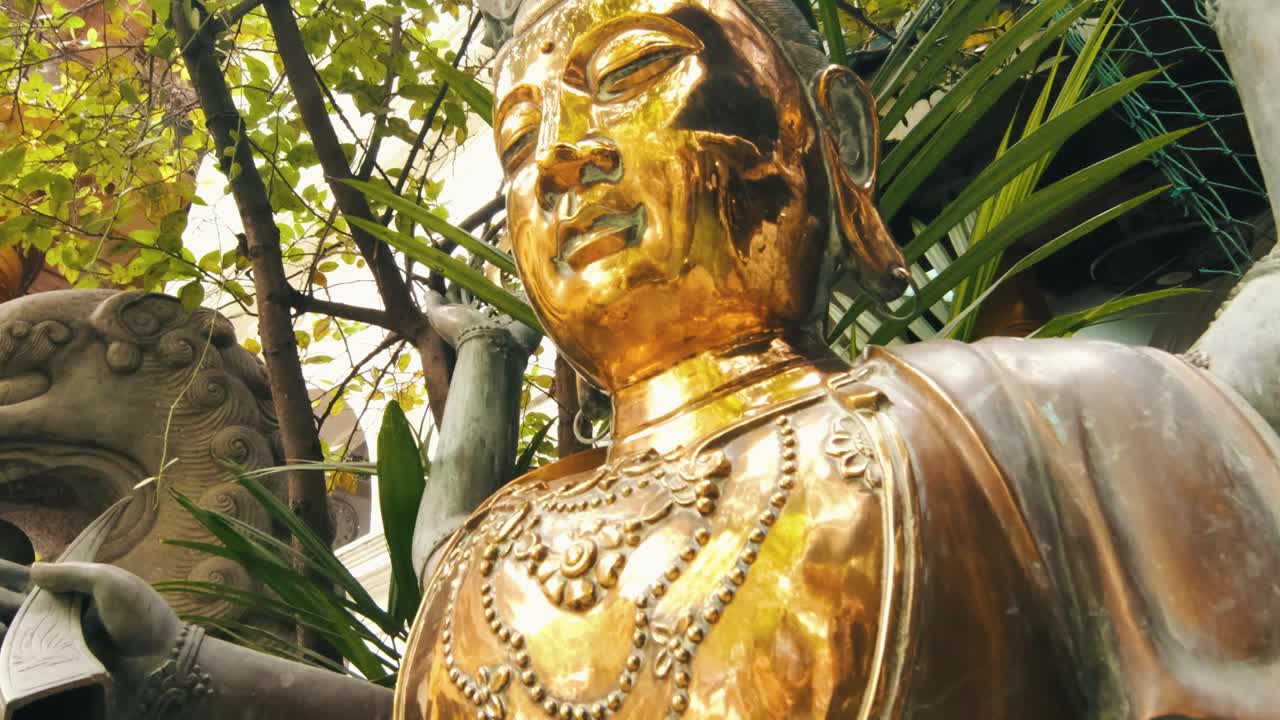 estatua de diosas en el templo budista de sri lanka